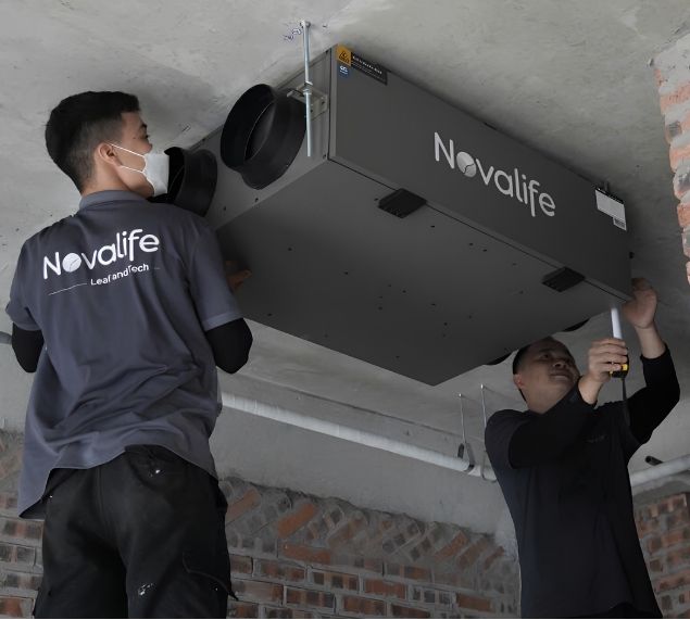 Kỹ thuật viên Novalife lắp đặt máy cấp khí tươi âm trần tại công trình
