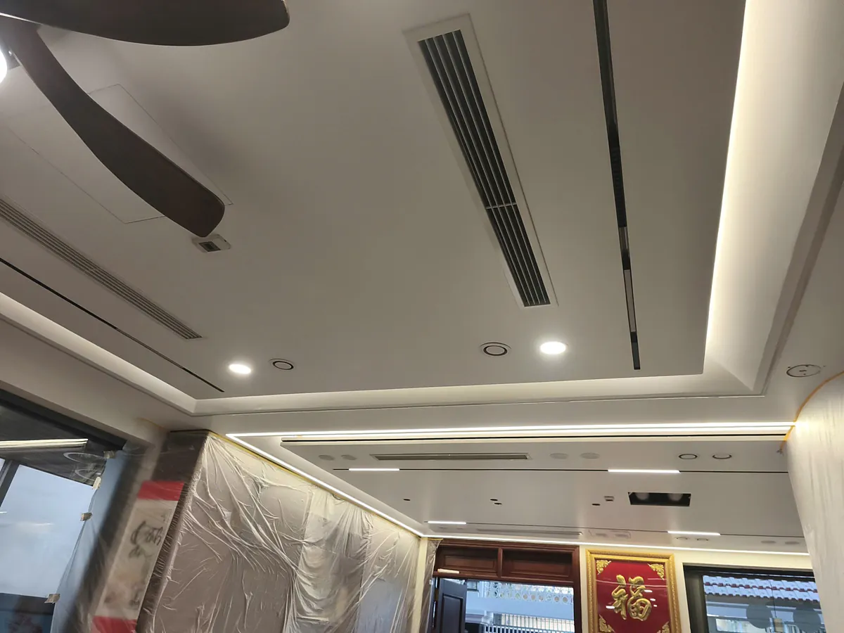 Không gian trần biệt thự Mỹ Đình 2 đã lắp miệng gió cấp khí tươi Novalife