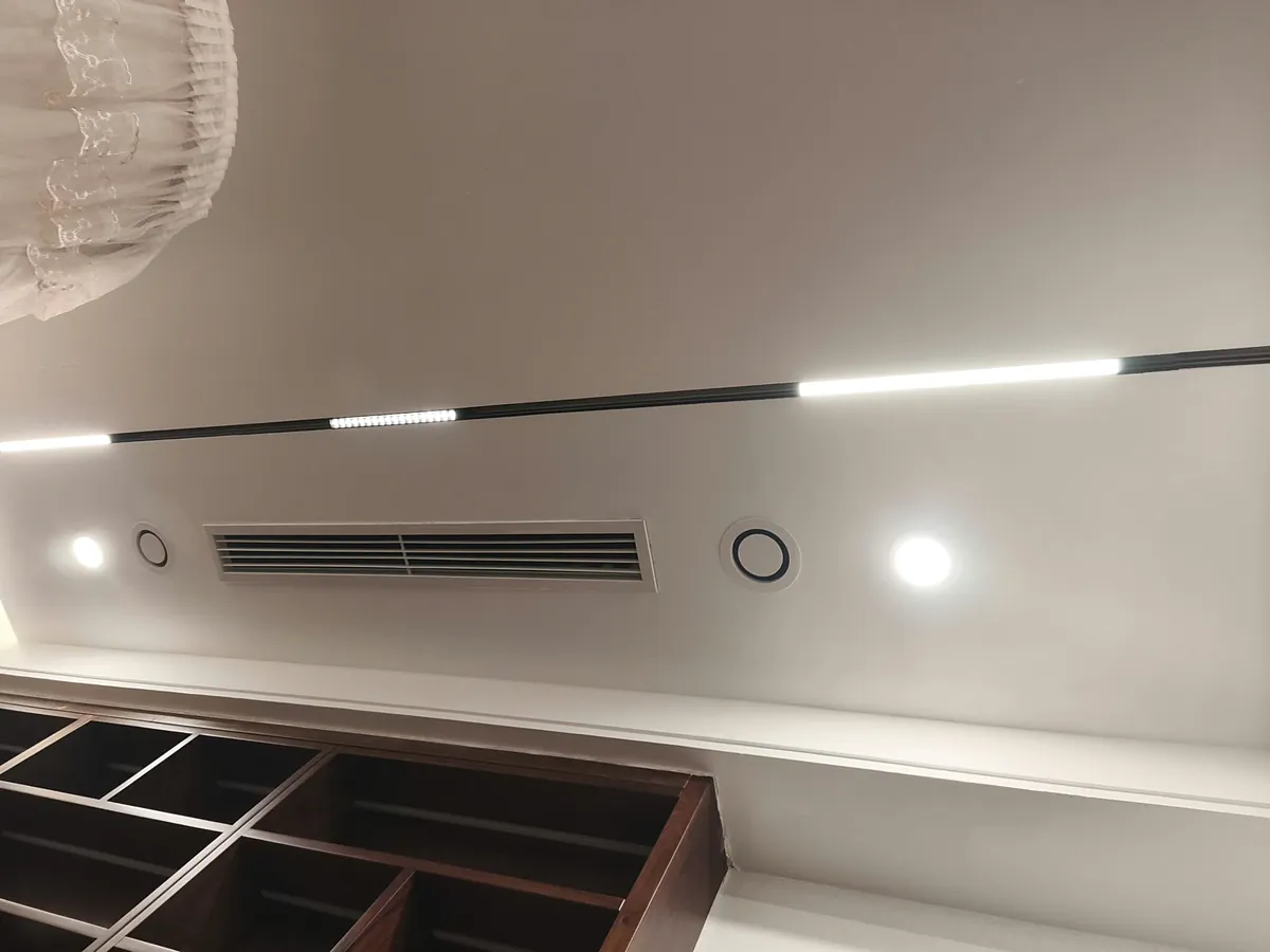 Miệng gió cấp khí tươi cạnh khu tủ đồ gỗ trong biệt thự Mỹ Đình
