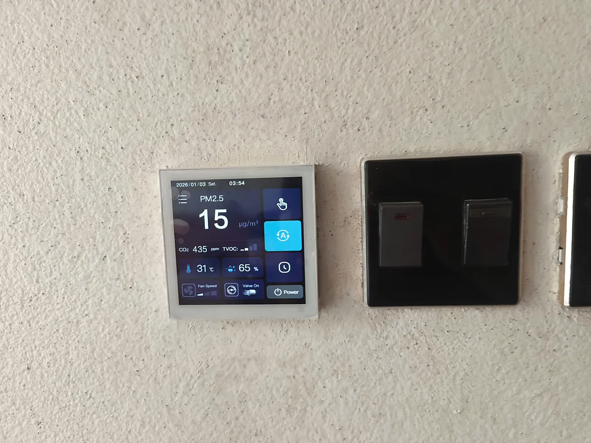 Bảng điều khiển máy cấp khí tươi Novalife hiển thị chỉ số PM2.5 trong nhà