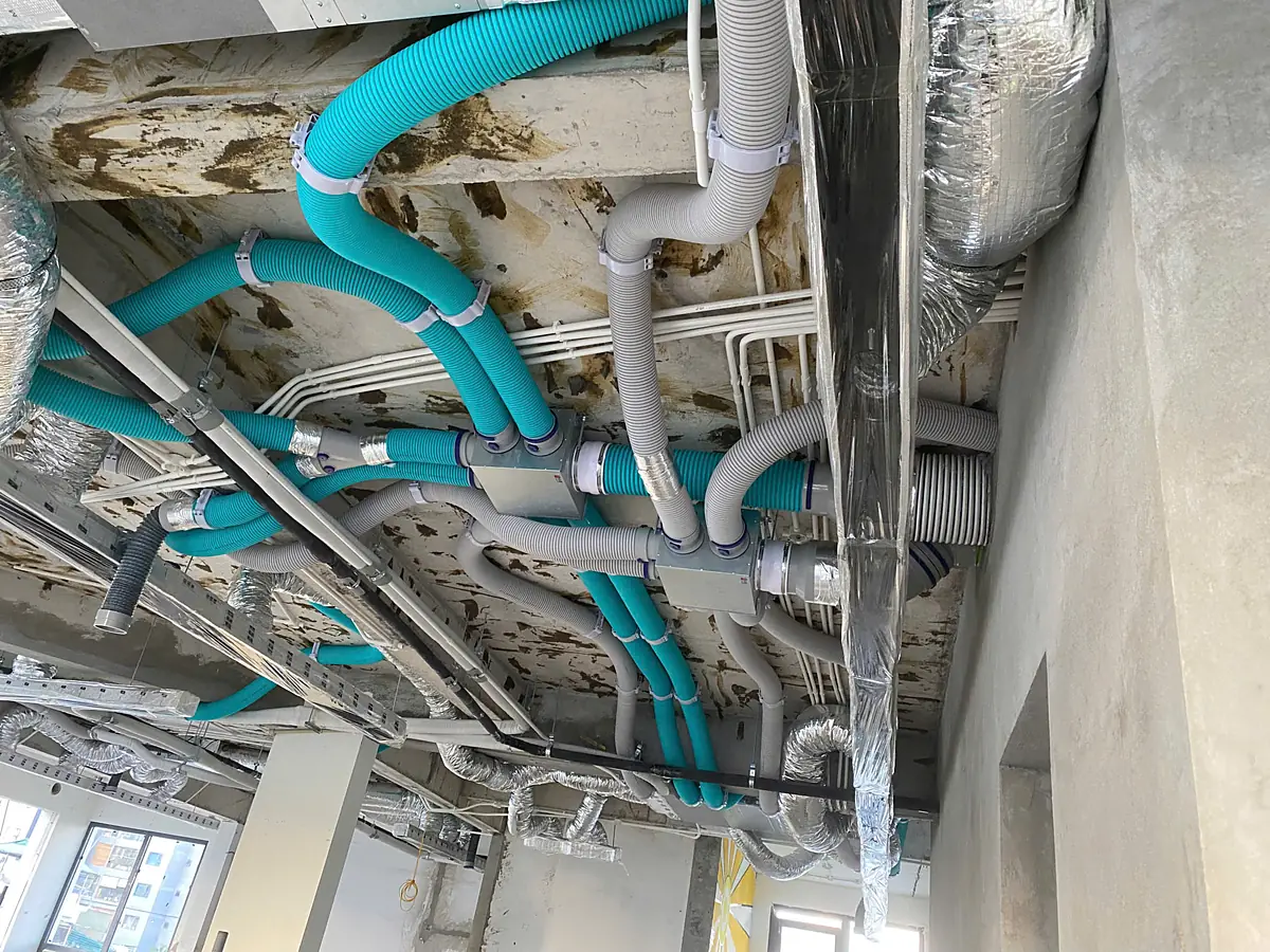 Lắp máy cấp khí tươi Novalife cho biệt thự liền kề tại Times City, Hà Nội Đường ống gió bọc bảo ôn của hệ thống cấp khí tươi Novalife chạy trên trần biệt thự liền kề