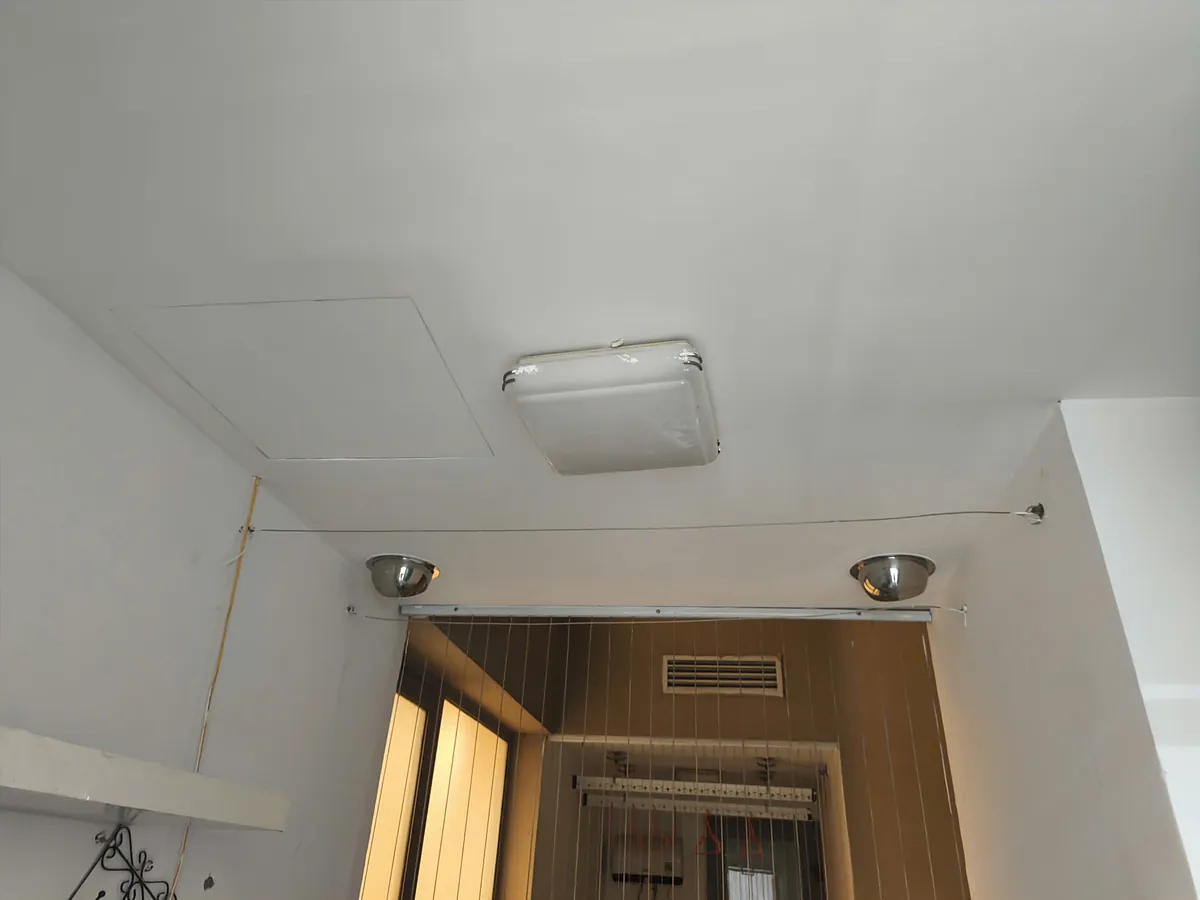 Cửa thăm kỹ thuật trên trần căn hộ Láng Hạ để bảo trì máy cấp khí tươi
