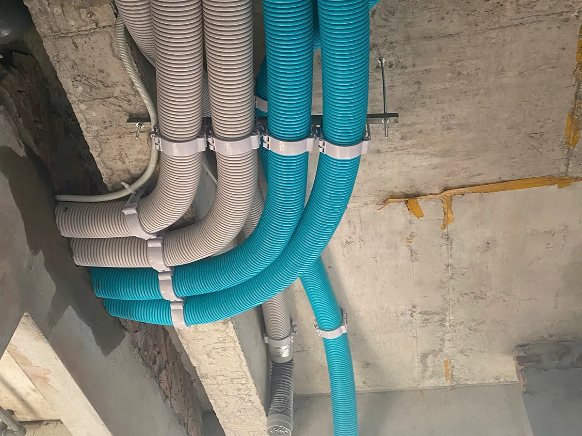 Cụm ống gió cấp và hút khí tươi chạy dưới dầm bê tông nhà phố Hoài Đức