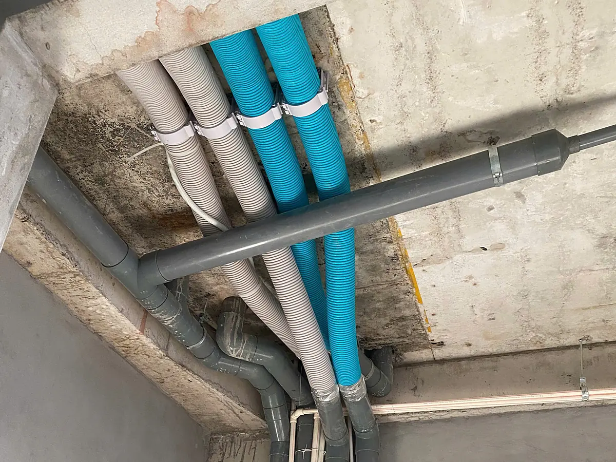 Ống gió cấp khí tươi đi đứng dọc theo tường nhà phố Hoài Đức