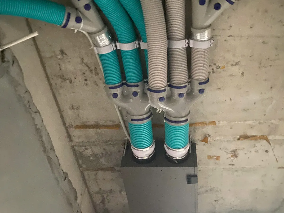 Máy cấp khí tươi và các nhánh ống gió chia tầng nhà phố Hoài Đức